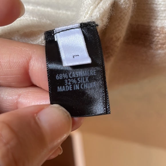 NWT ✨ ST. JOHN Cashmere Silk Blend Sweater - Picture 12 of 13